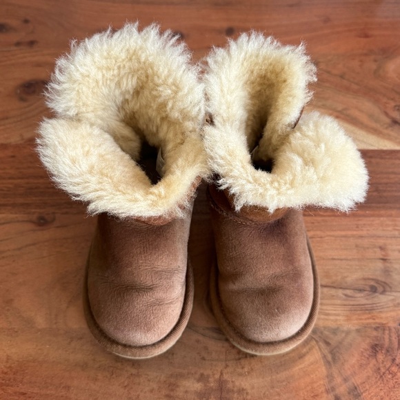 *NEW* UGG BAILEY BUTTON Il Kids Black Boots – Size 9 - Picture 5 of 12